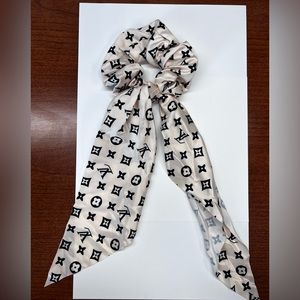 SALE‼️ White Scarf Scrunchie Hairband 🤍